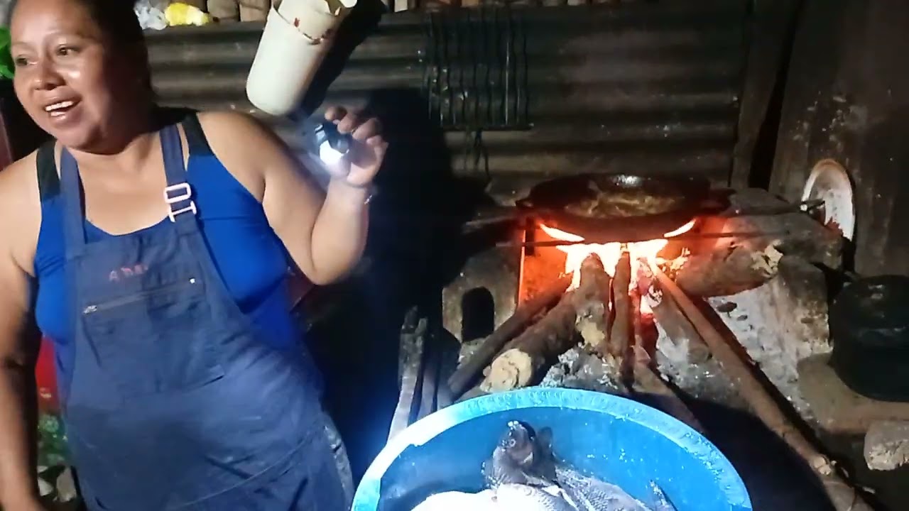 Rosa prepara unas mojarras para vender