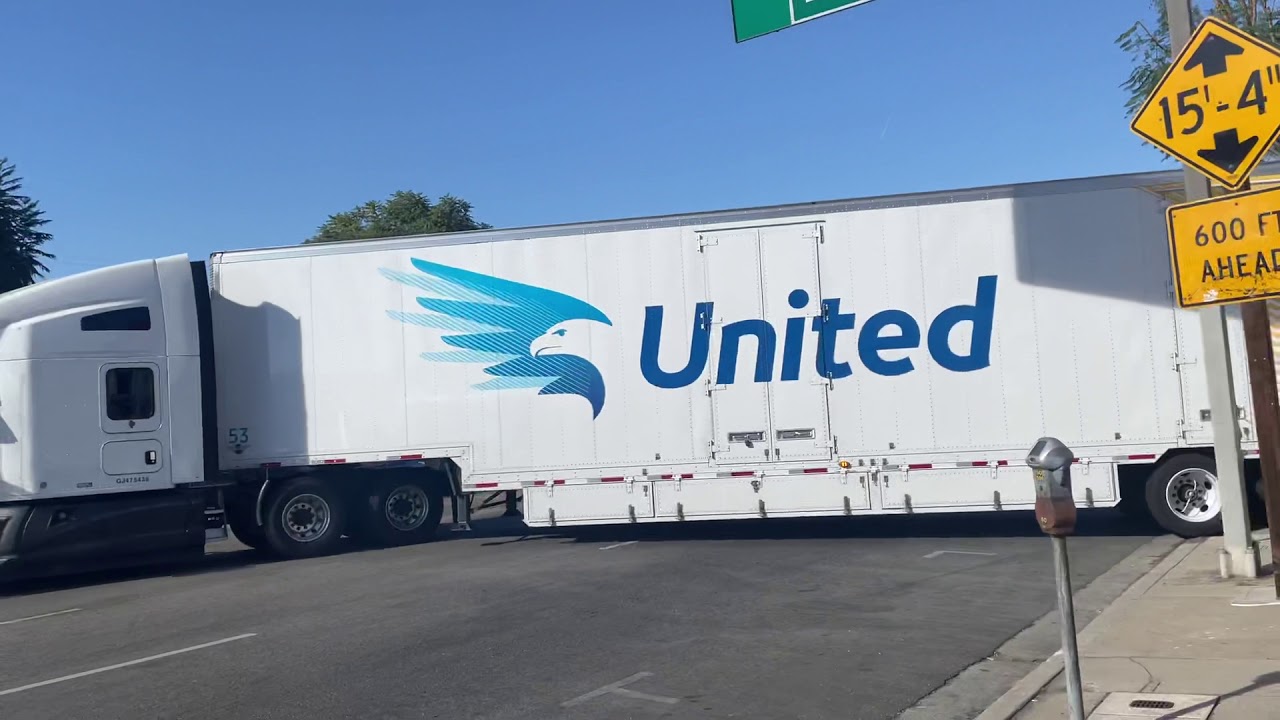 KENWORTH T680 UNITED VAN LINES BACKING OFF THE STREET INTO PUBLIC STORAGE IPHONE 12 60fps 11/18/2020