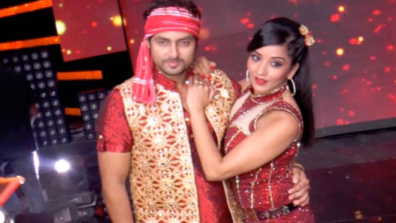 Nach Baliye 8: MonaLisa Locked Lips With Vikrant Singh Rajput On Request!