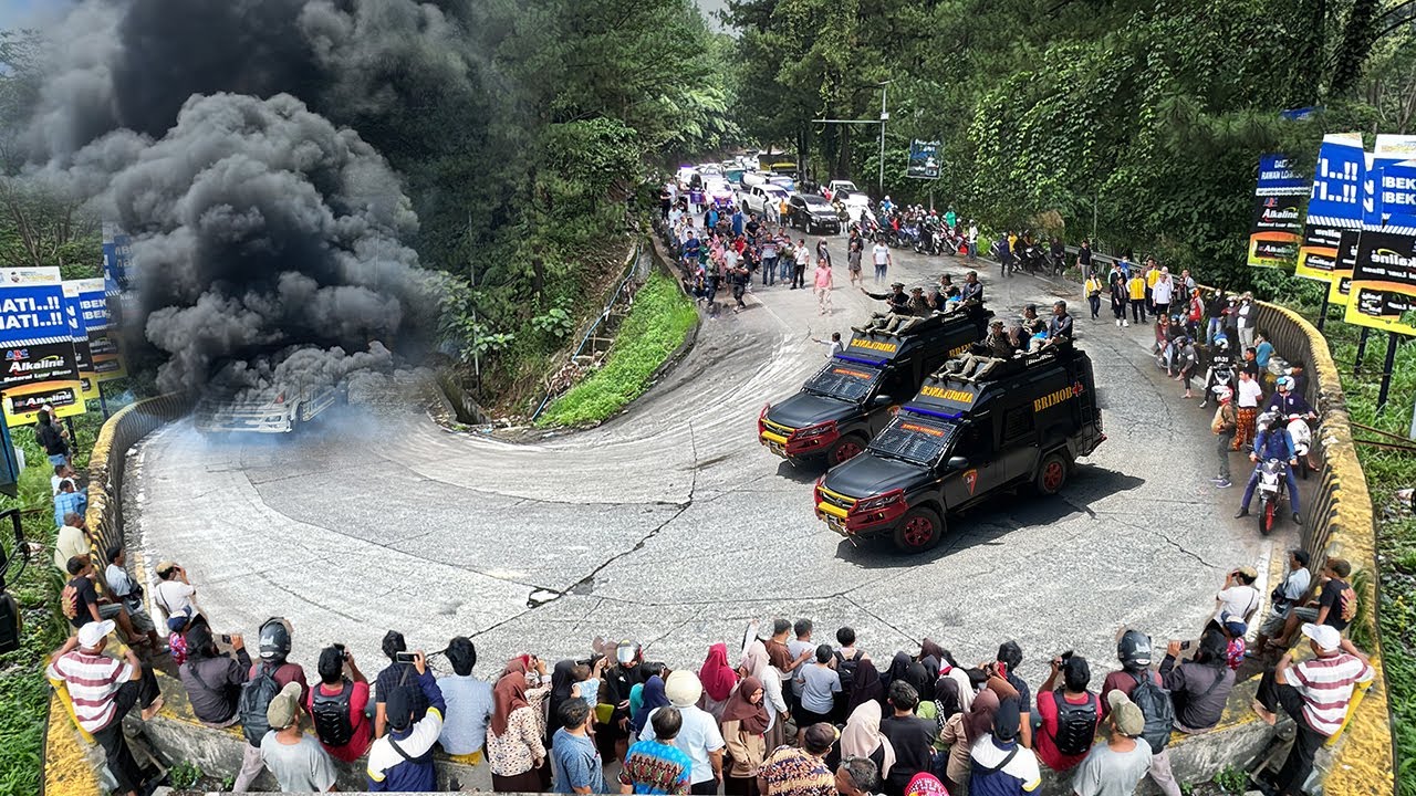 MERINDING !! DETIK-DETIK MENGERIKAN LEDAKAN KERAS HARI INI, Konvoi Brimob Melintas di Sitinjau Lauik