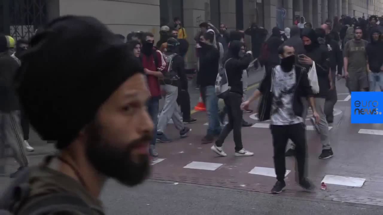 Protesters clash with police in Barcelona amid separatist turmoil | Live