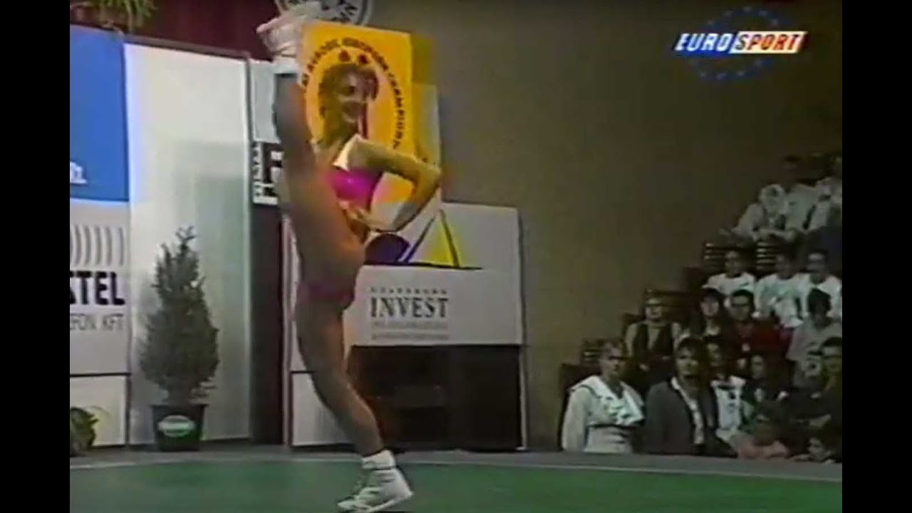 Strong and FLEXIBLE fitness girl!