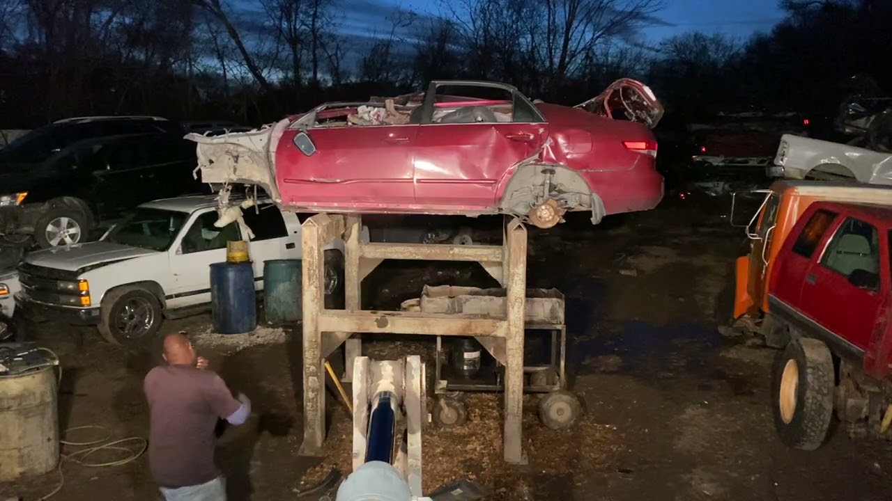 Раздавливаем РАЗРУШЕННЫЕ автомобили в Кемпе, штат Техас! Быстро! НОЧЬЮ!!!!!