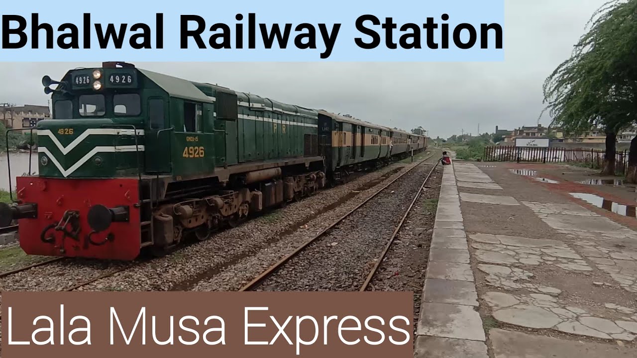 Rainy Weather in Bhalwal| Arrival of Lala Musa Express at Bhalwal Station | Railway Pakistan