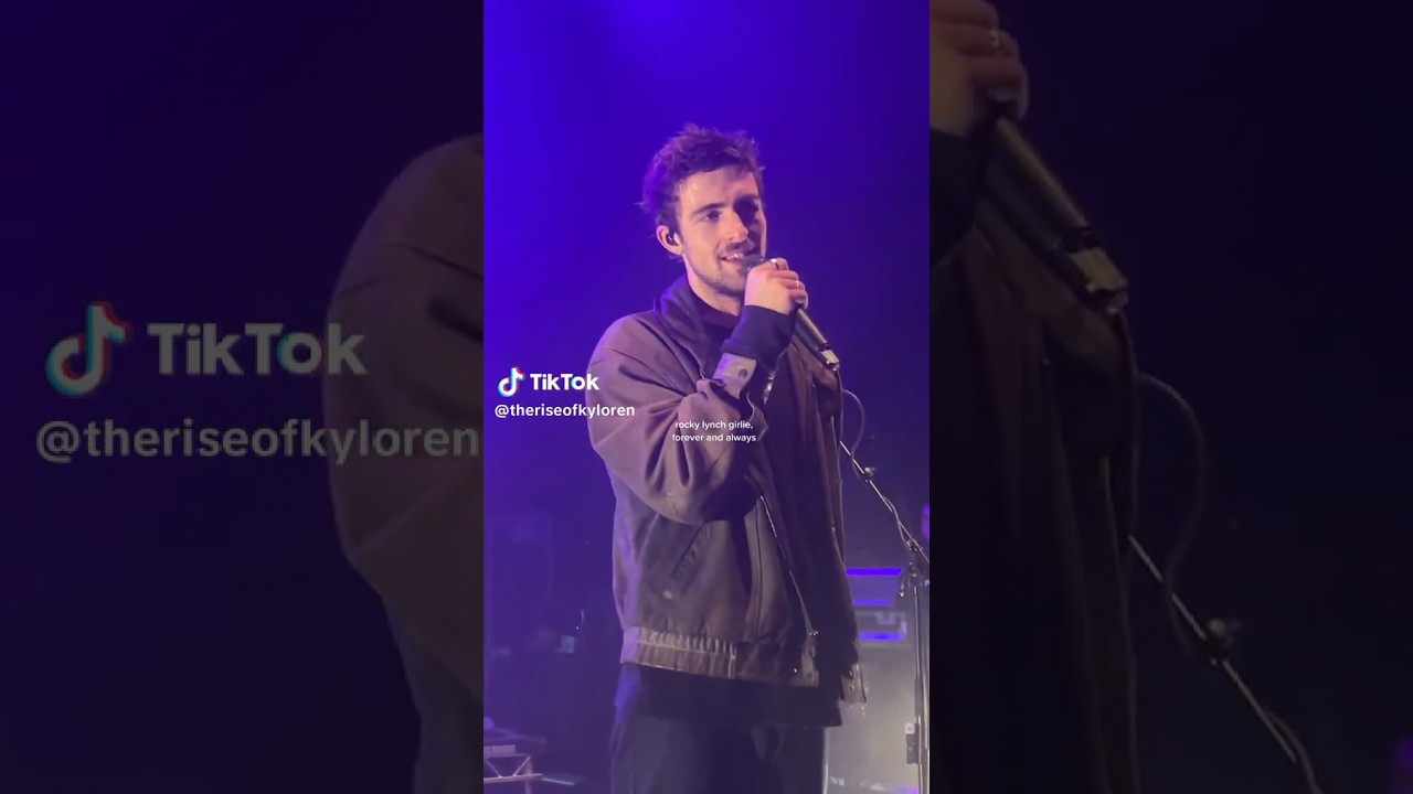 Rocky Lynch waving to fans while singing Flashdrive by The Driver Era