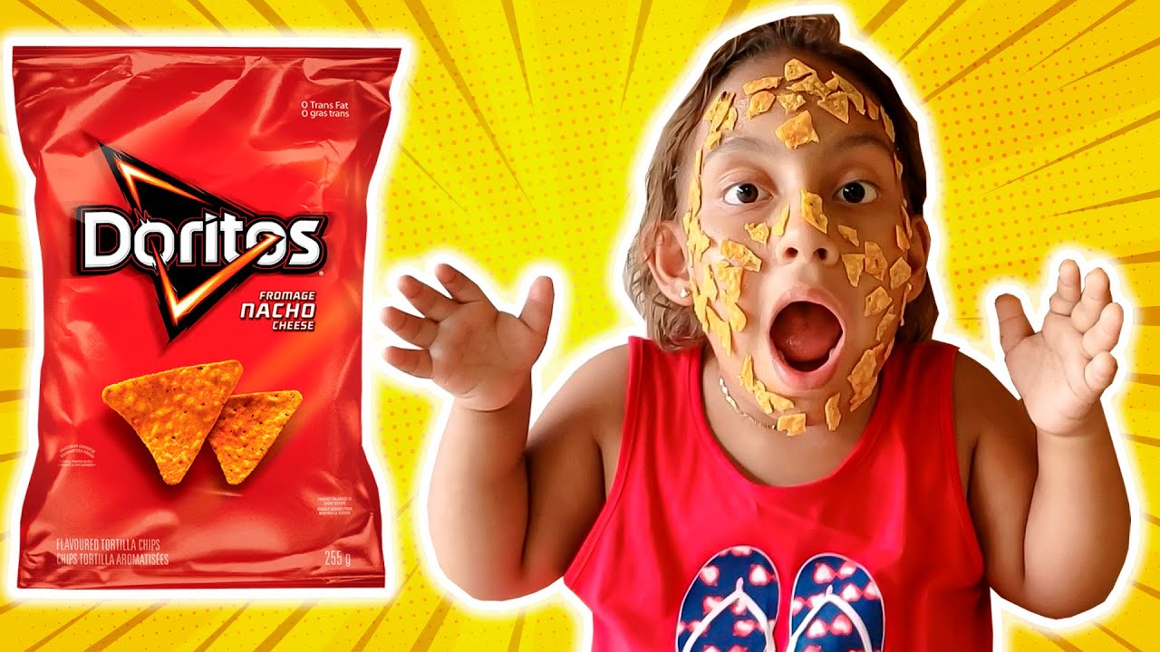 Nunca abra o pacote de chips errado! Open a packet of chips - بائع أحذية حلوة - Família MC Divertida