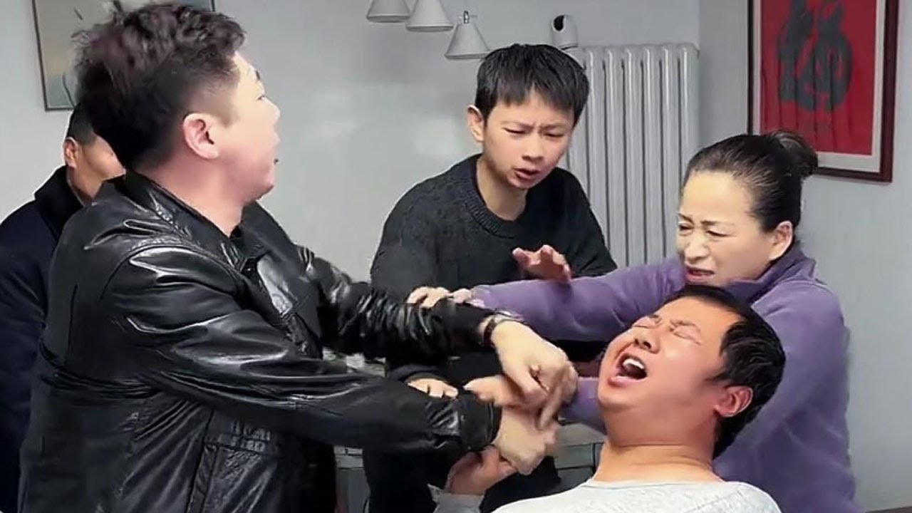 工资全交无怨言,收紧委屈要离昏,不给財产自霸占,刘老师出手帮忙 | 正义之光 #为百姓办事 #正义的护航