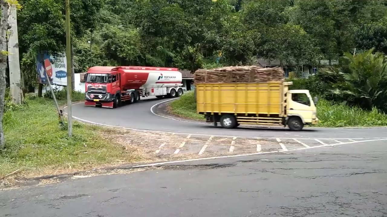 Kejar target pabrik truck tebu engkel bersaing gas pool ditikungan tajam lahor karangkates
