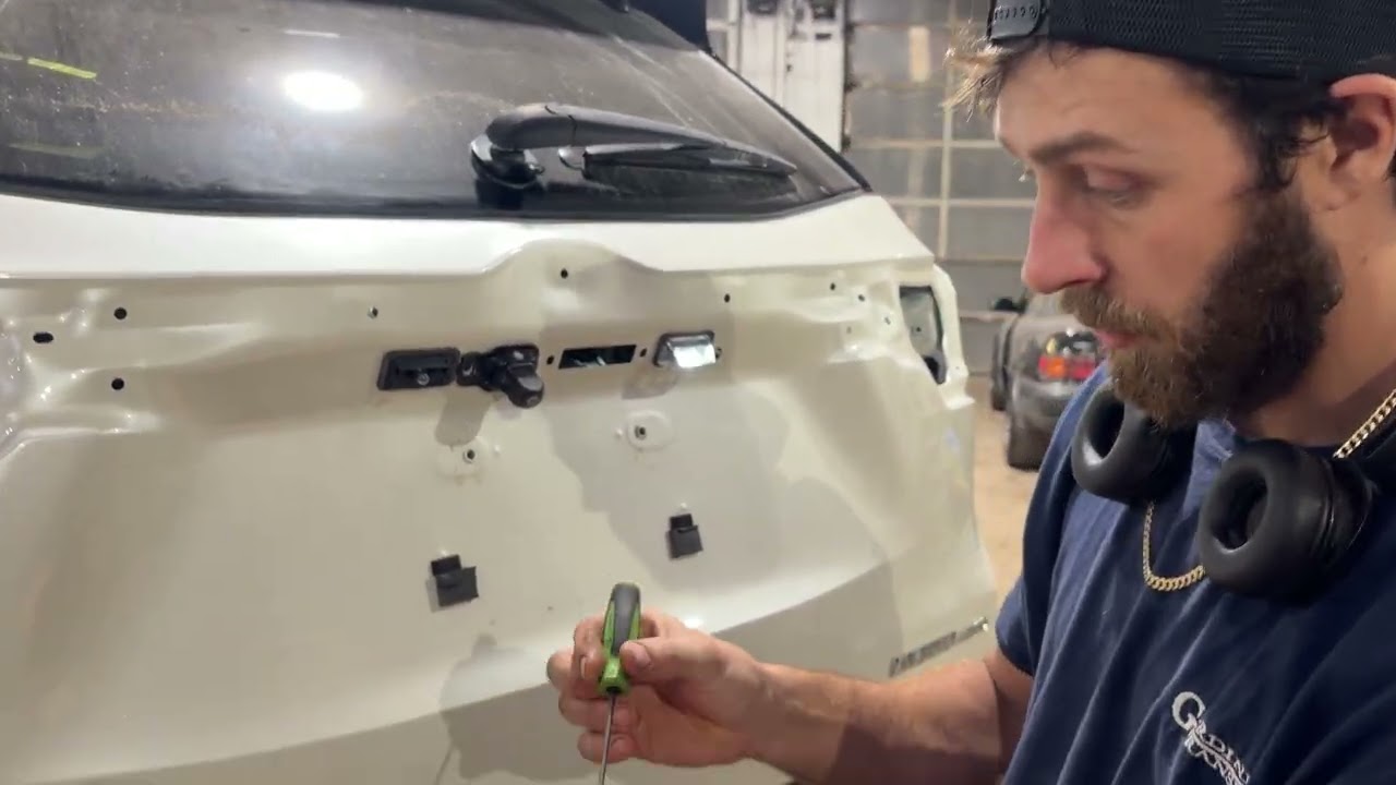 Как заменить лампочки подсветки номерного знака 194 2019 Toyota Highlander
