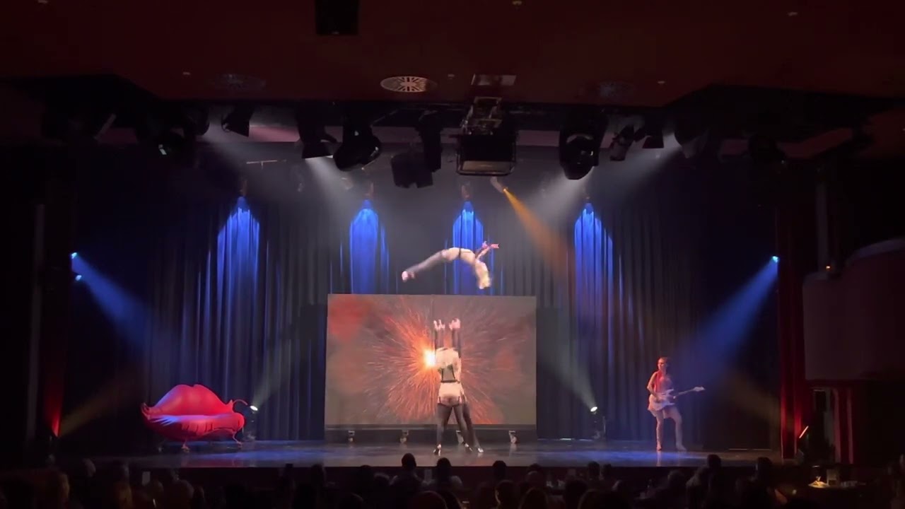 GOP 2022 Bonn. Show Undressed, trio.