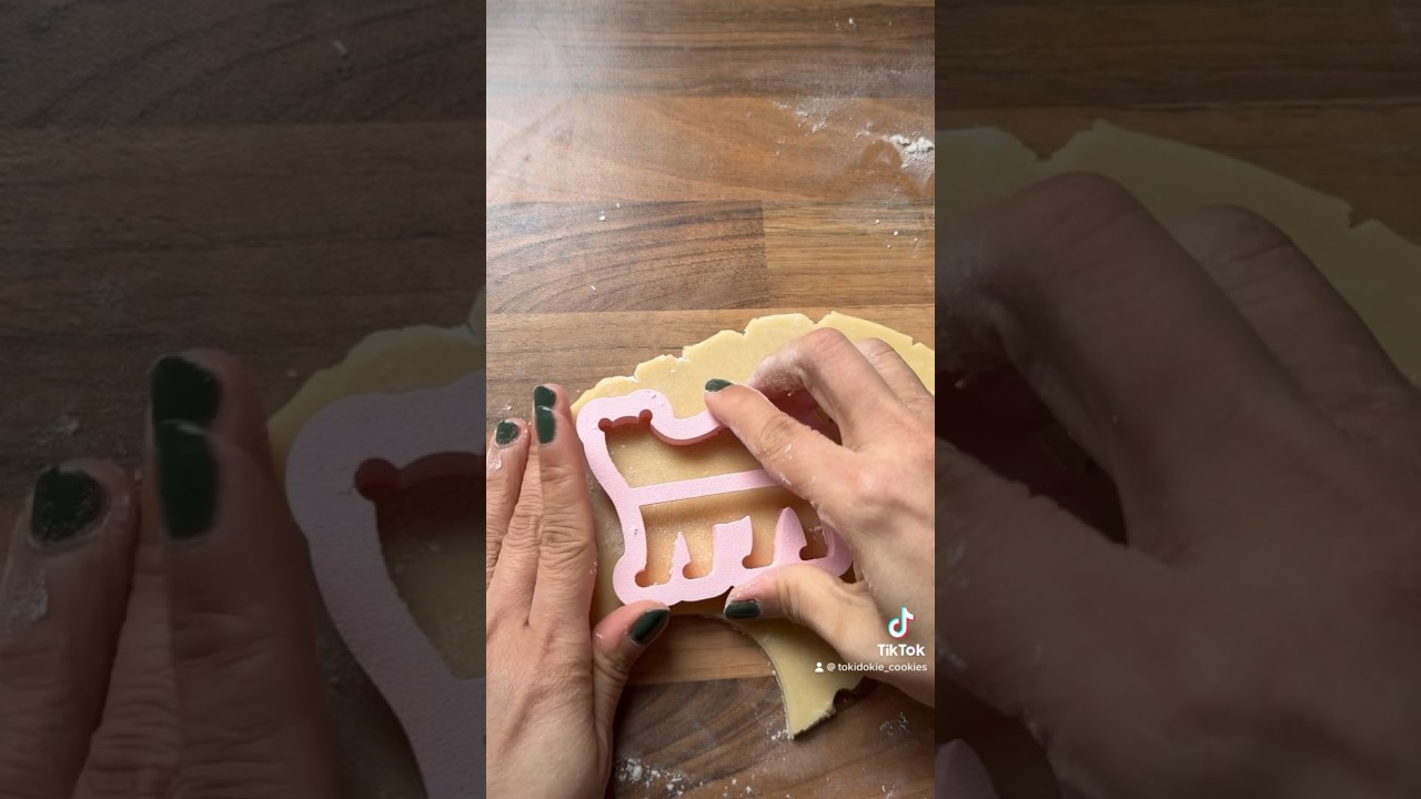 How to get a clean cut using 3D printed cookie cutters🙃🍪#cookiedecorating #3dprintedcookiecutter