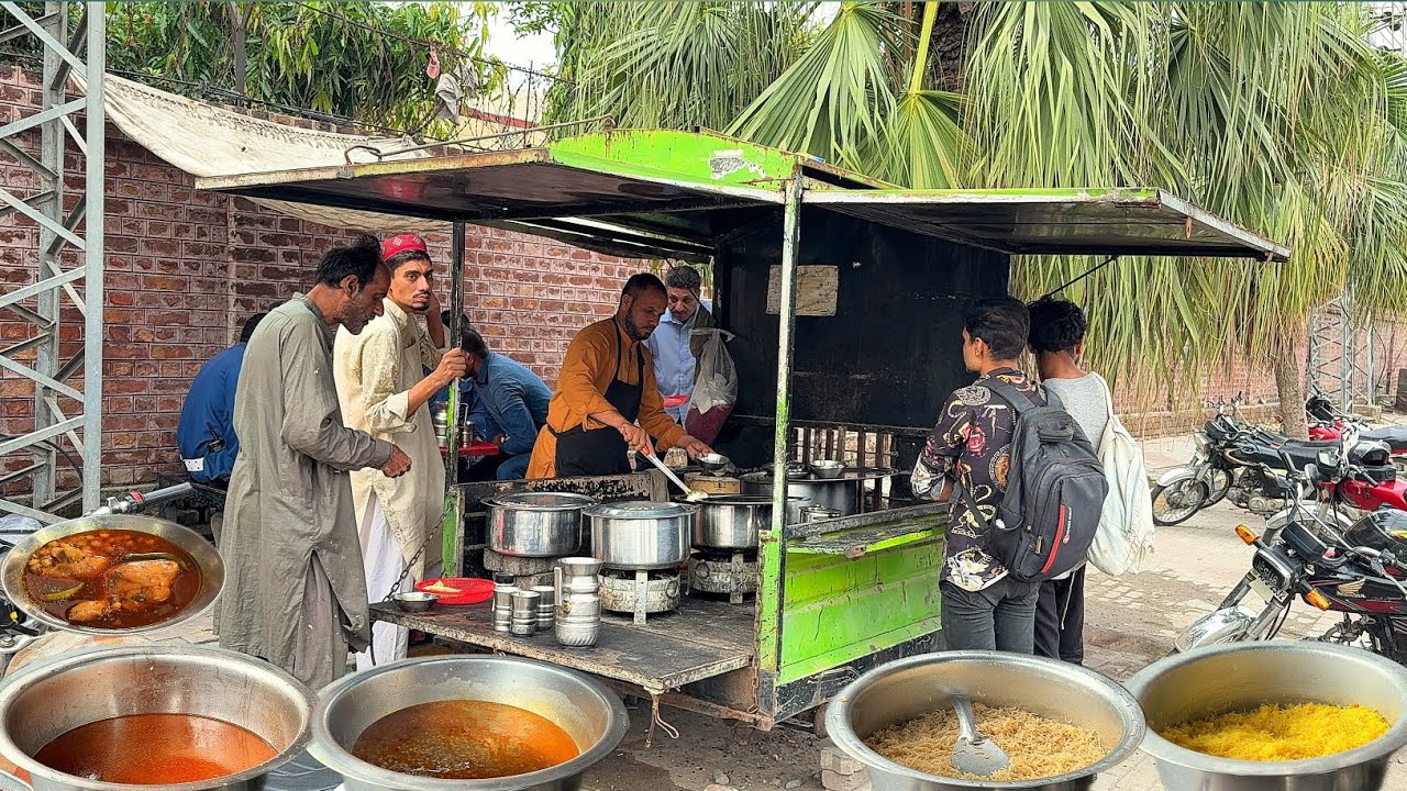 ONLY RS 30/- 🤫 JAMEEL NASHTA POINT | CHEAP BREAKFAST AT RICKSHAW ON ROAD SIDE | STREET FOOD PAKISTAN