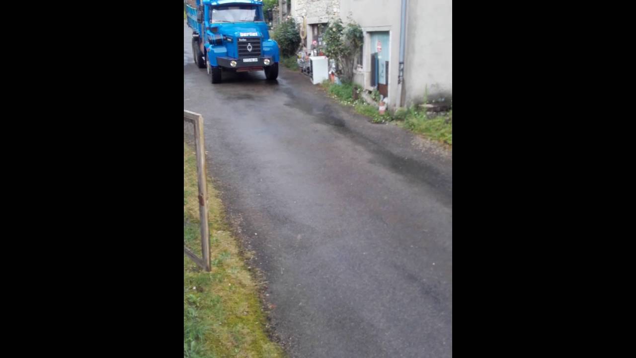 Passage d un Berliet dans la rue