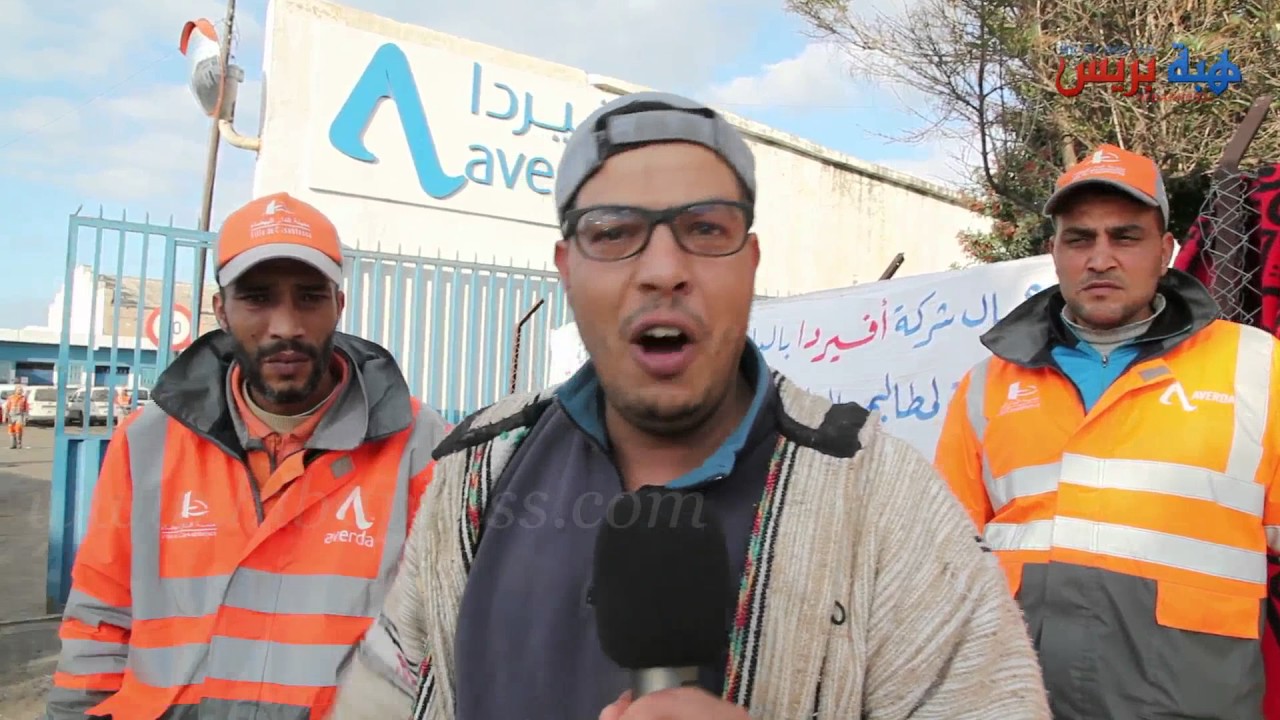عمال نظافة مطرودين يطالبون بعودتهم لعملهم