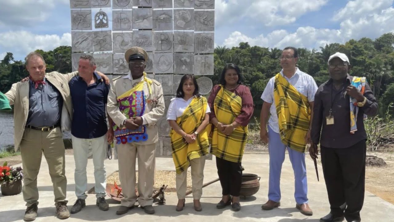 Onthulling Boekoe Monument in het dorp Tamarin