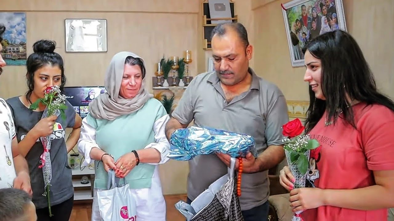 أحلى مفاجأة لبابا وماما😍 // فرحو كتير // اشترينا هدايا🎁 لكل العيلة 😍