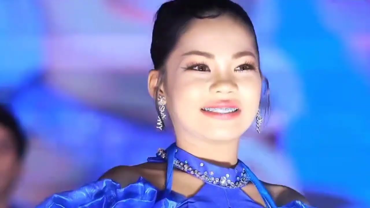 ช่วงทอล์คโชว์และร้องเพลงคู่ของพ่อจ๋าลูกจ๋าบนเวทีคอนเสิร์ตหมอลำอลังการโชว์น่ารักมากค่ะ 🧡🕊️🧡