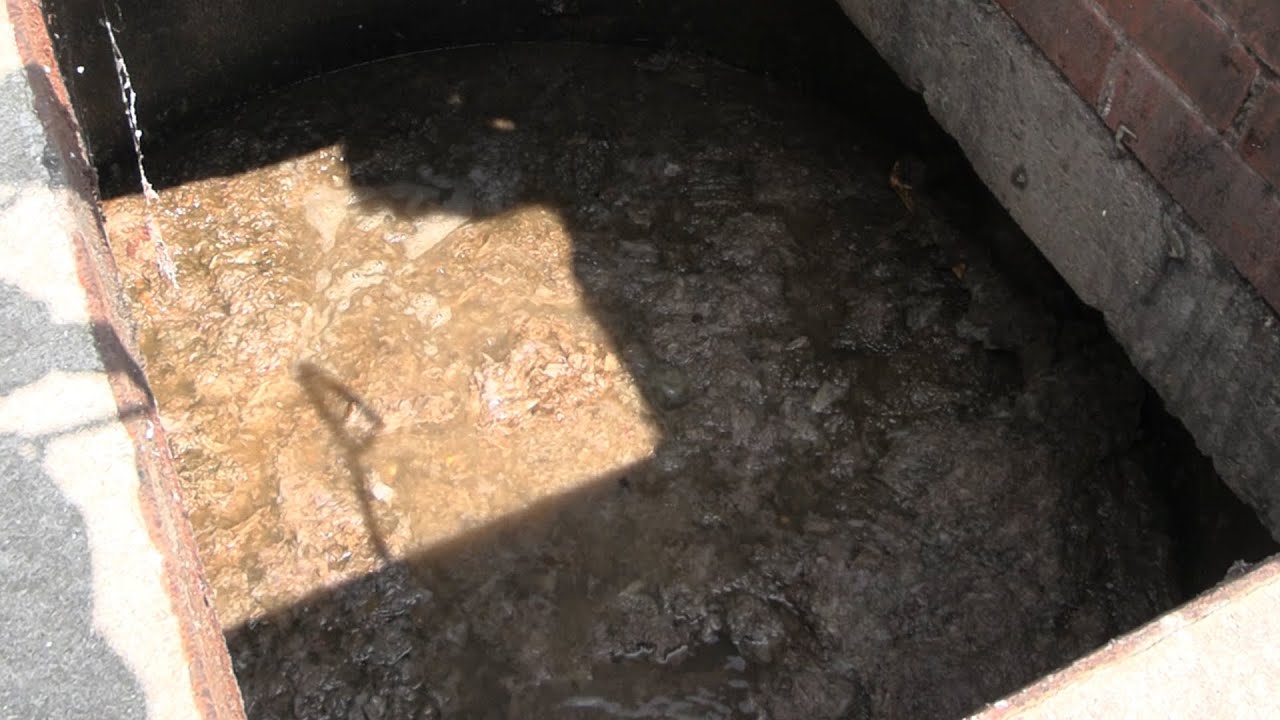 Огромный люк, ПОЛНЫЙ «твёрдых вещей» 💩