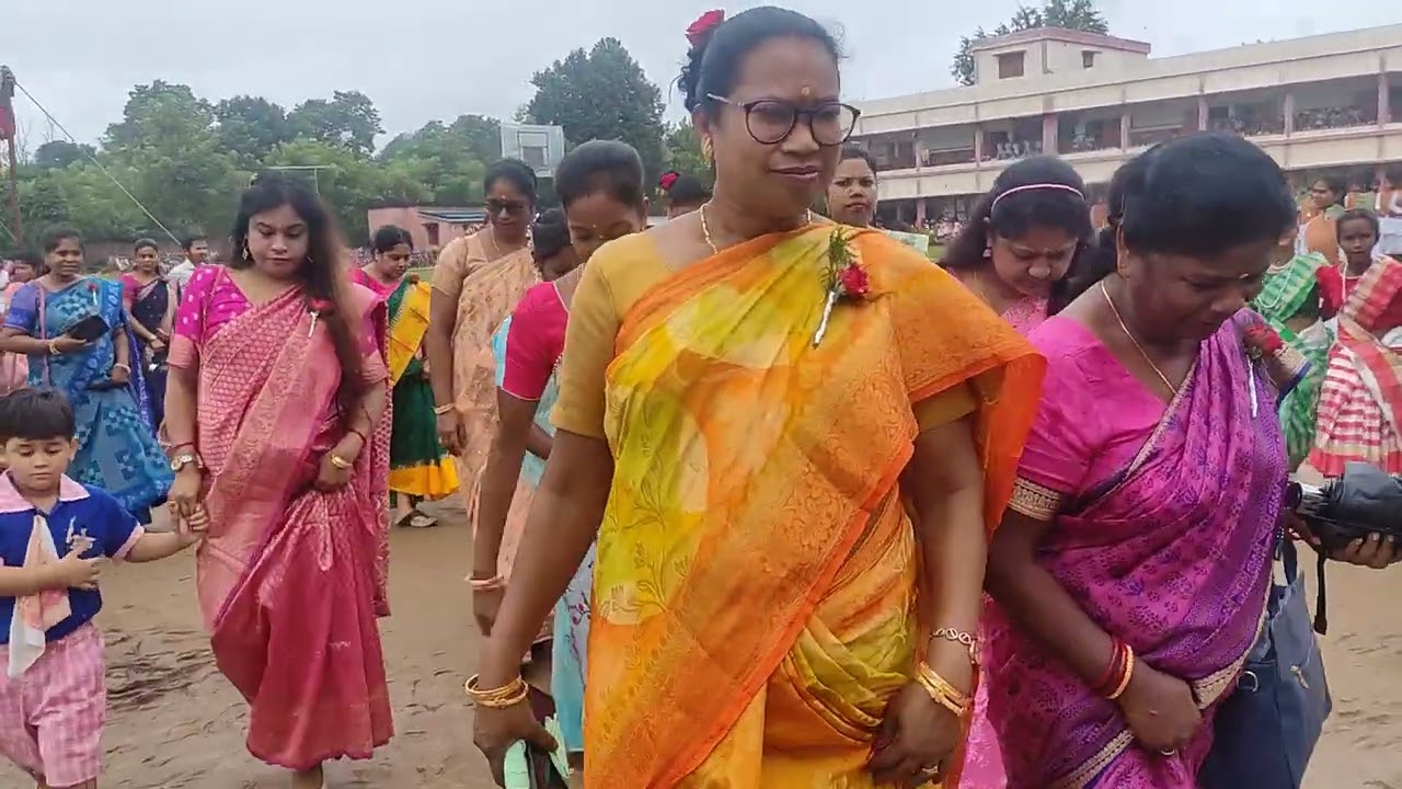 welcome of teacher's by middle high and inter college students.