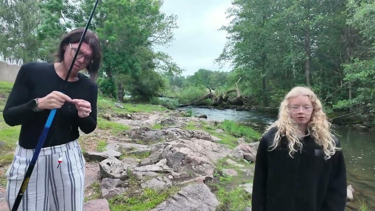 Familjen Johansson - Vlogg - Vi åker till strömmen och fiskar!