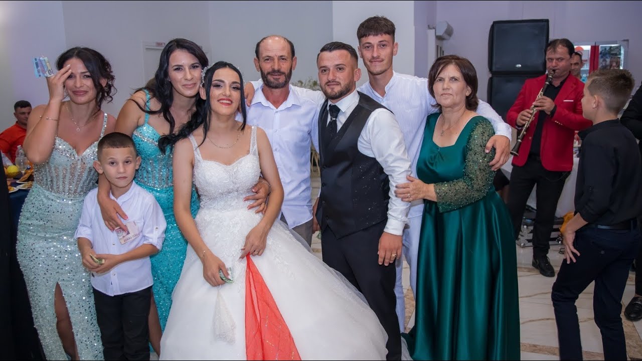 Xhaxhai ne  valle ,dasem ne familjen 