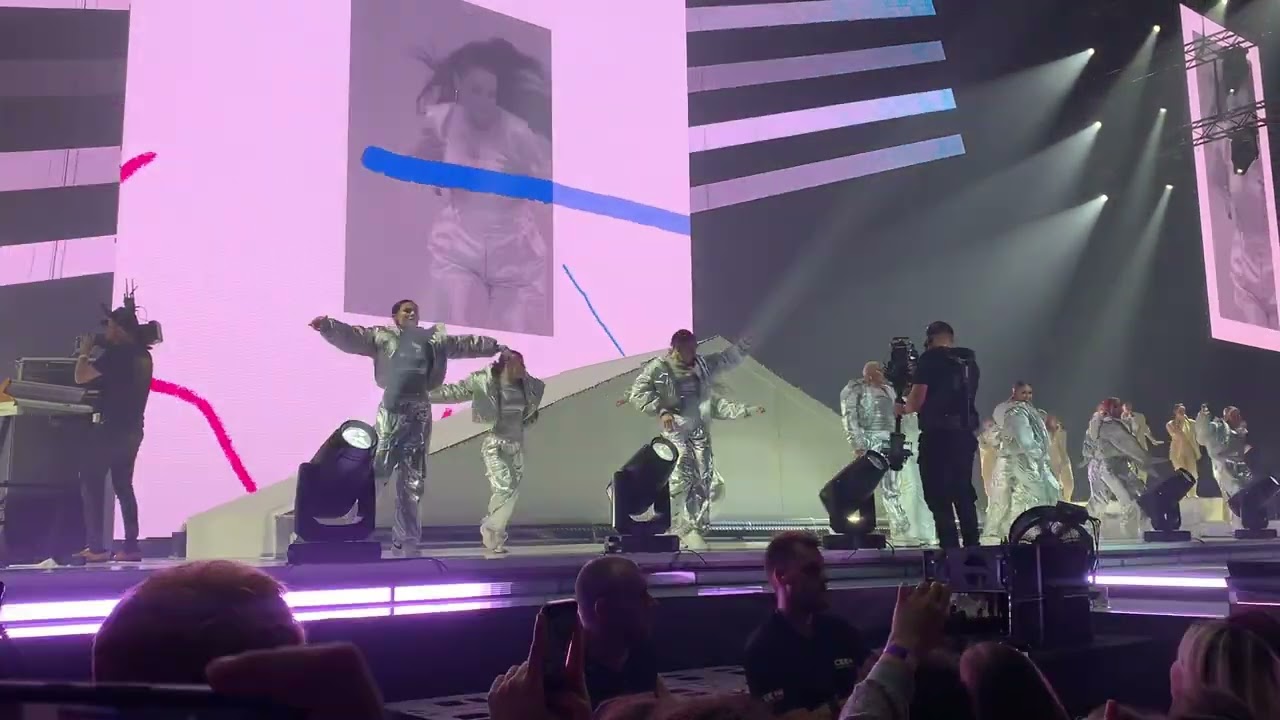 Ewa Farna - No a co (Praha, O2 Arena, 14.10.2023)