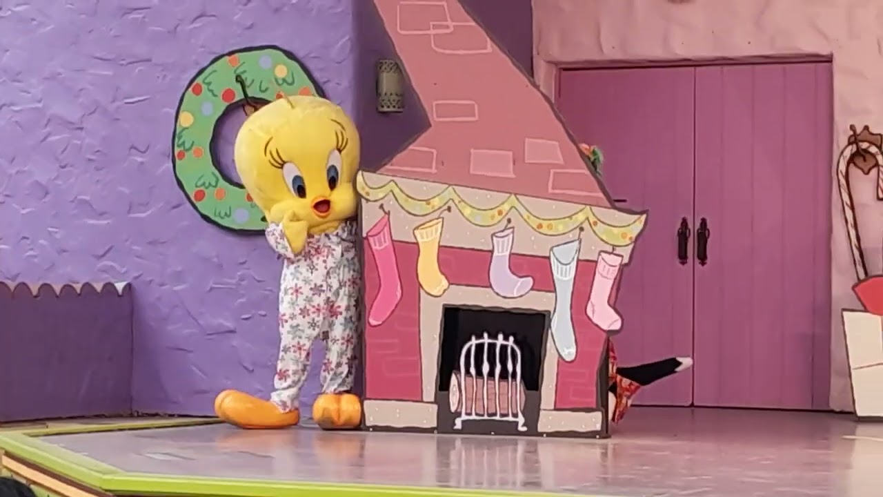 Have Yourself A Looney Tunes Christmas! Six Flags Fiesta Texas Holiday In The Park 2023!