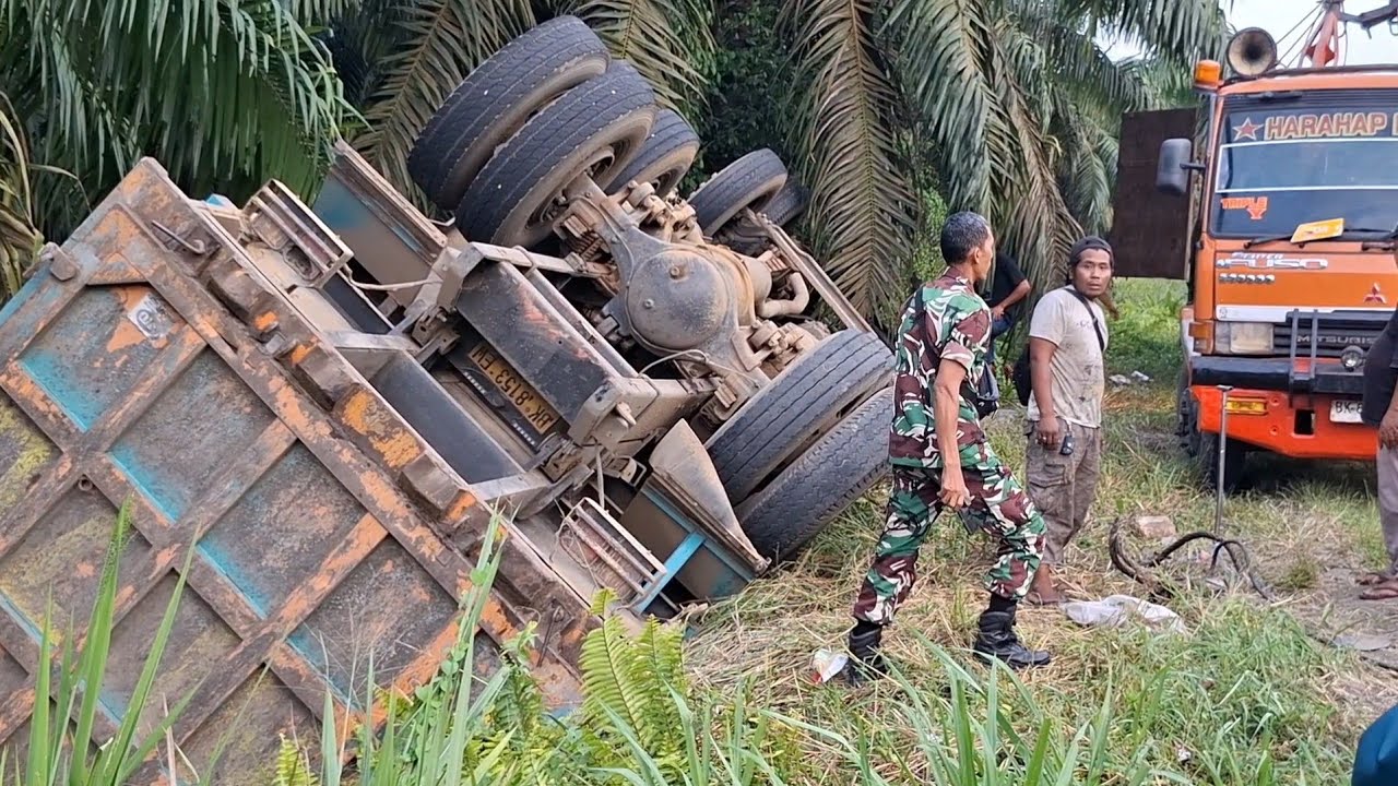 EVAKUASI-KOMANDO KERAHKAN TIGA UNIT PENYELAMATAN TRUK TRINTON KABIN MENYENDER DIBATANG SAWIT