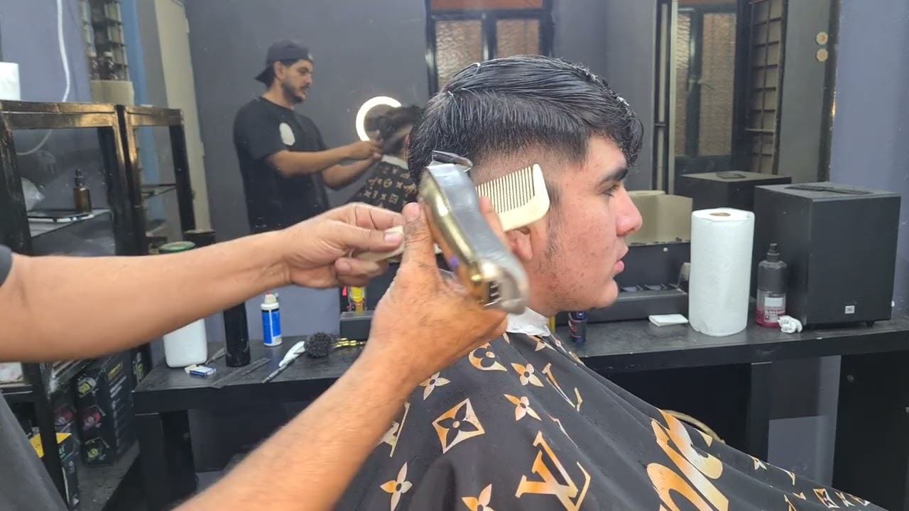 Desvanecido sin peinetas con Kemei 1986 con cuchilla Wahl.