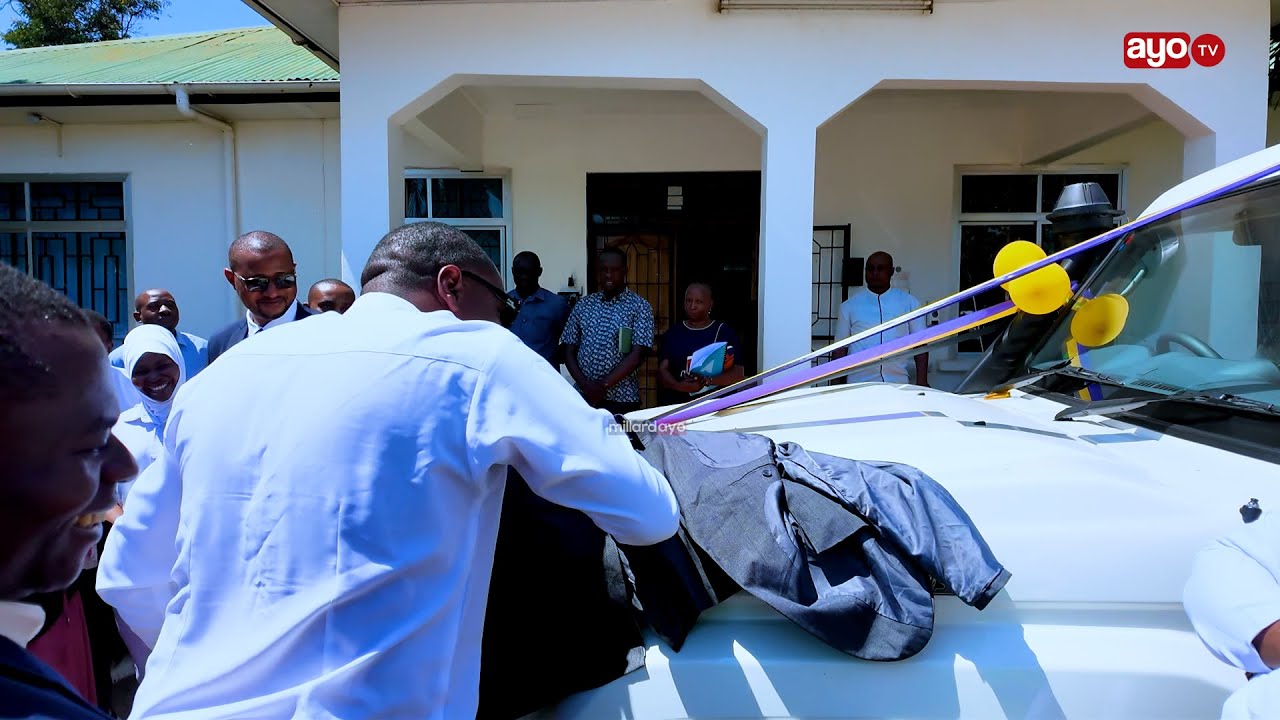 VITUKO VYA MBUNGE BABA LEVO AKIPOKEA AMBULANCE MPYA, AVUA KOTI NA KUFUTA