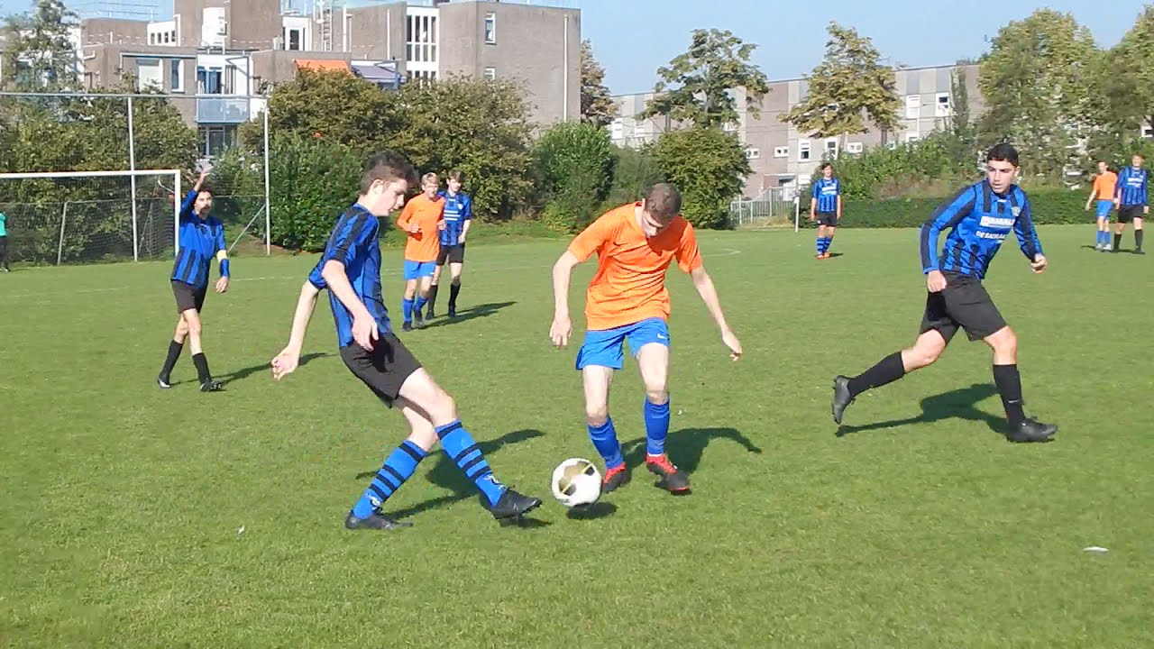Mislukt schot IJFC, bal hobbelt naast het doel.