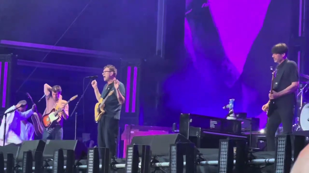 blur at Wembley Stadium, night 1, Trimm Trab segue into Villa Rosie, July 8, 2023