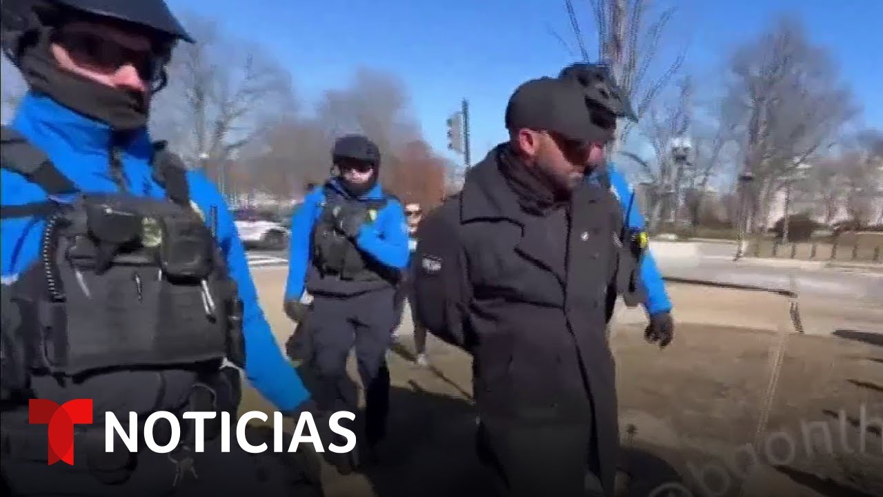 Líder de los Proud Boys es arrestado frente al Capitolio acusado de agresión | Noticias Telemundo