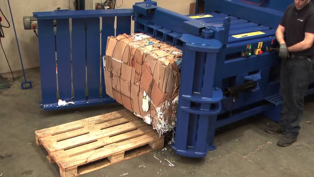 Pressa per balle orizzontale HZ 70T mentre produce una balla da scatole di cartone