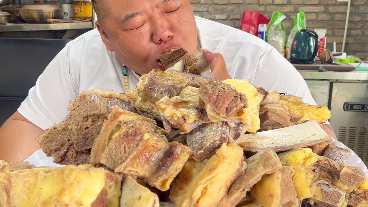 Brother Monkey stews yellow fat beef. This steak is paired with chives and it’s so delicious to chew