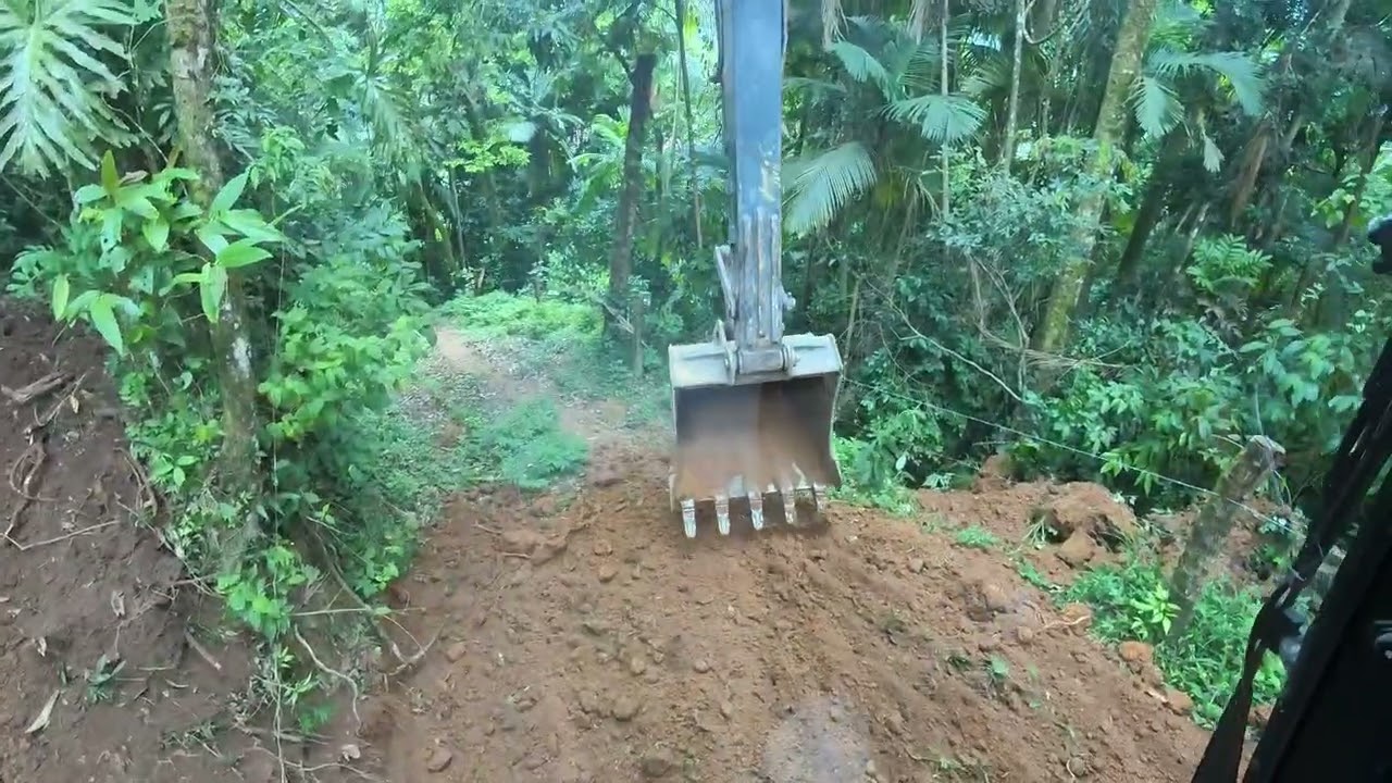 escavadeira fazendo diversos serviços em fazenda de gado p1