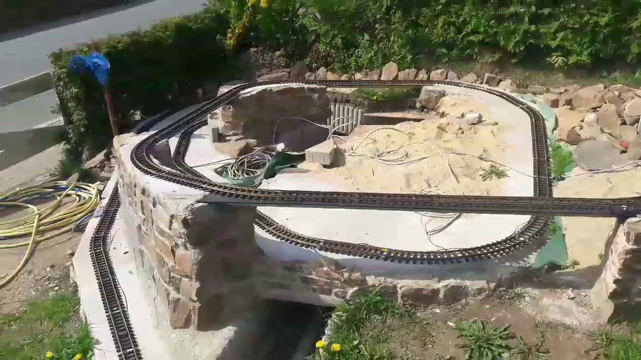 Gartenbahn LGB/Piko. Einschottern der Schienen auf den neuen Streckenabschnitt