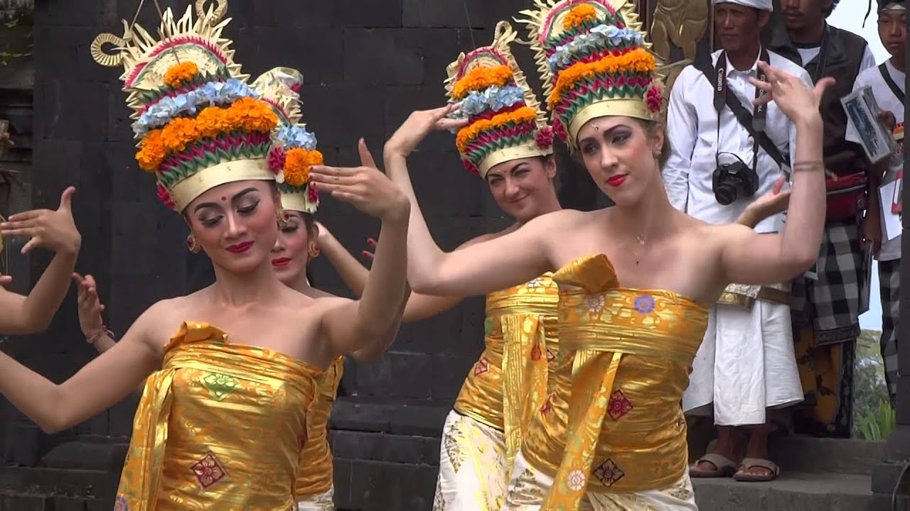 Rejang Dewa performance at Besakih April 14, 2015