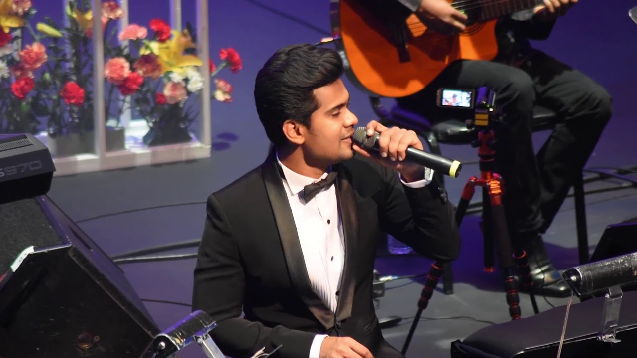 Raween Kanishka performs live in Los Angeles (Anuhas)....... Look what happend at the end