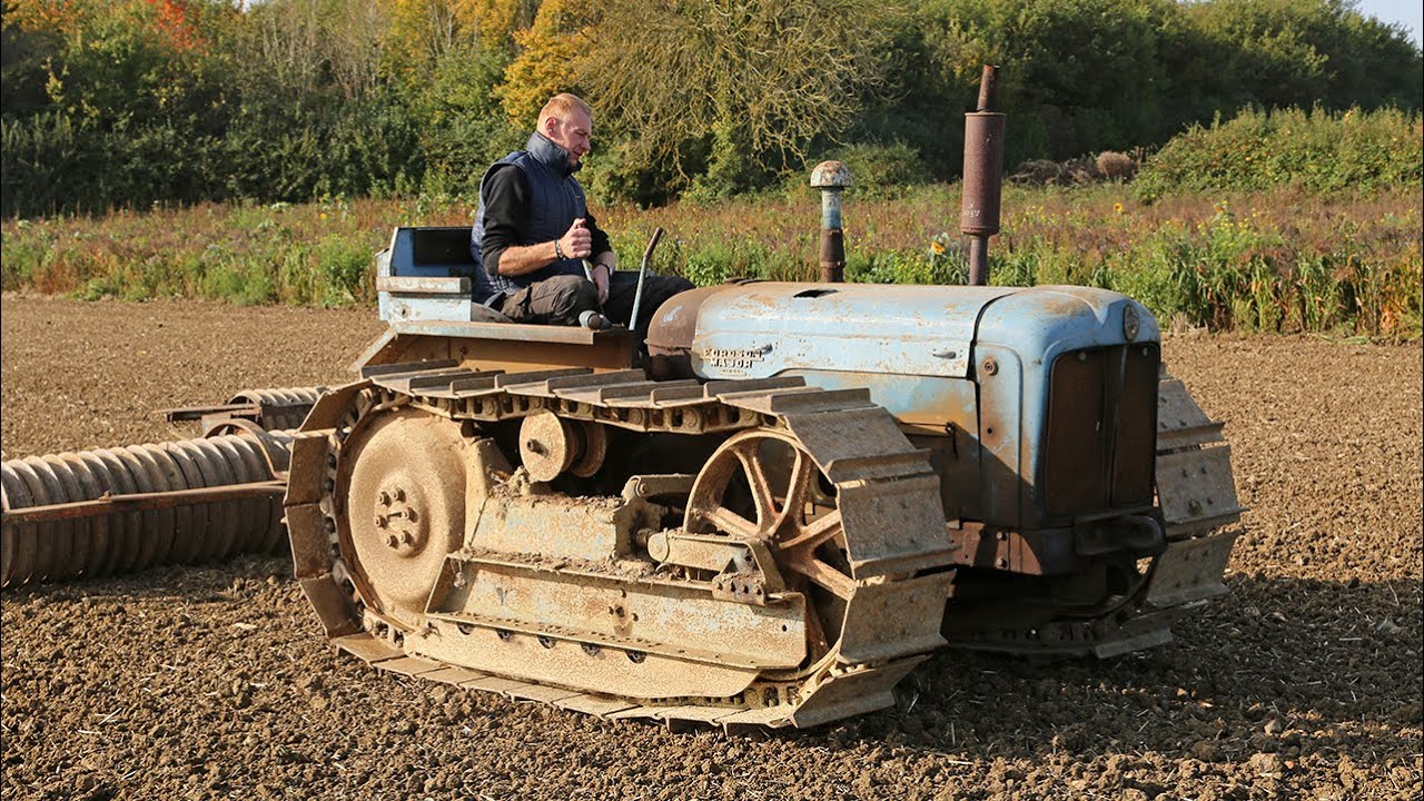 Винтажный гусеничный трактор: Fordson E1A Major с гусеницами County Full Tracks, мчащийся по пшен...