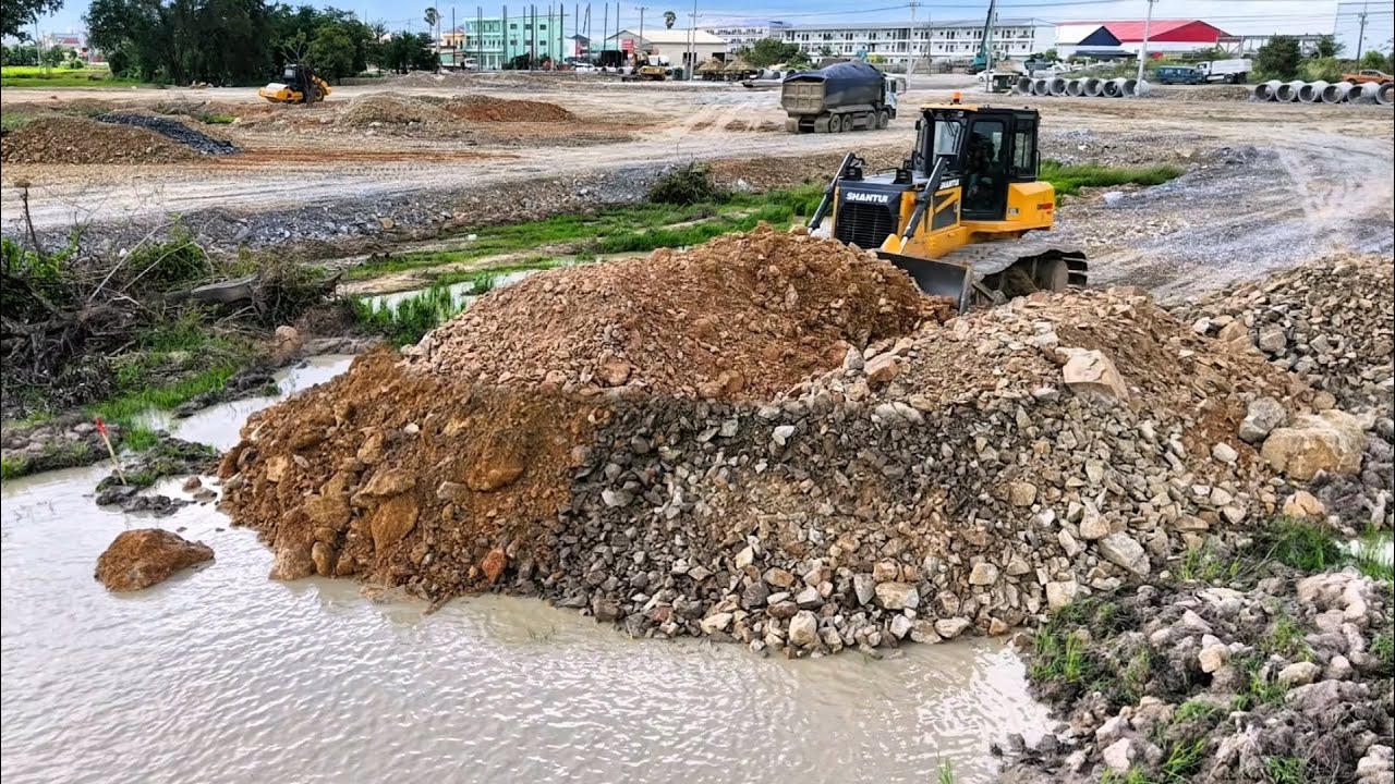 OME JOB Skill Pushes Processing Landfill! Site Using With Dozer DH17C3 Pour Soil into Flooded Land
