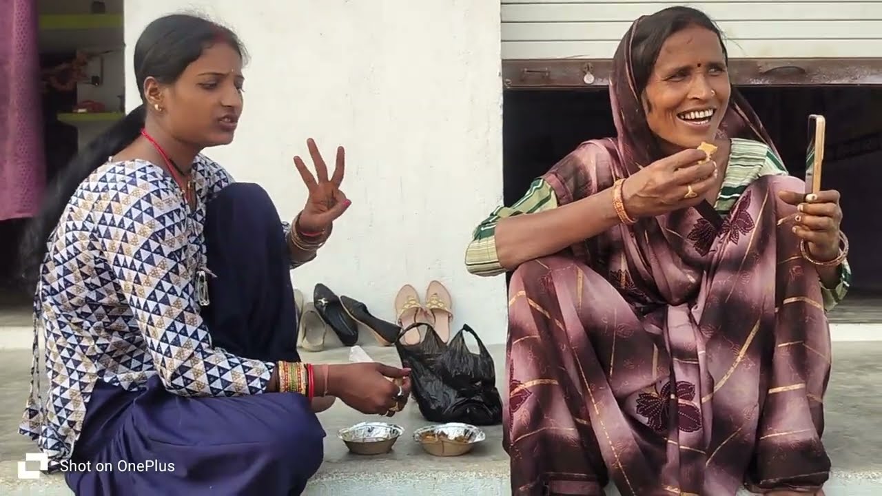 मा जी जीजा से फोन में बात कर रही है कब के लिए 