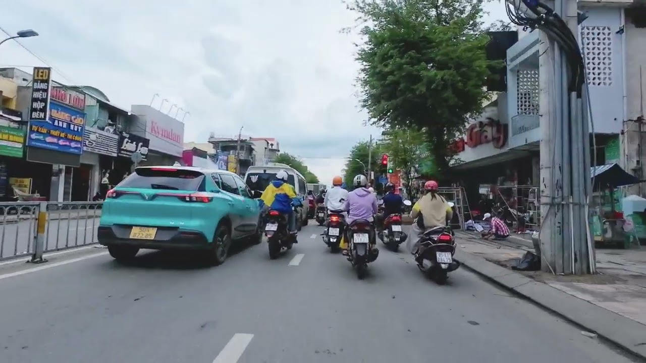 Trải nghiệm cung đường quen thuộc Sài Gòn: Trường Chinh đến Hồng Lạc