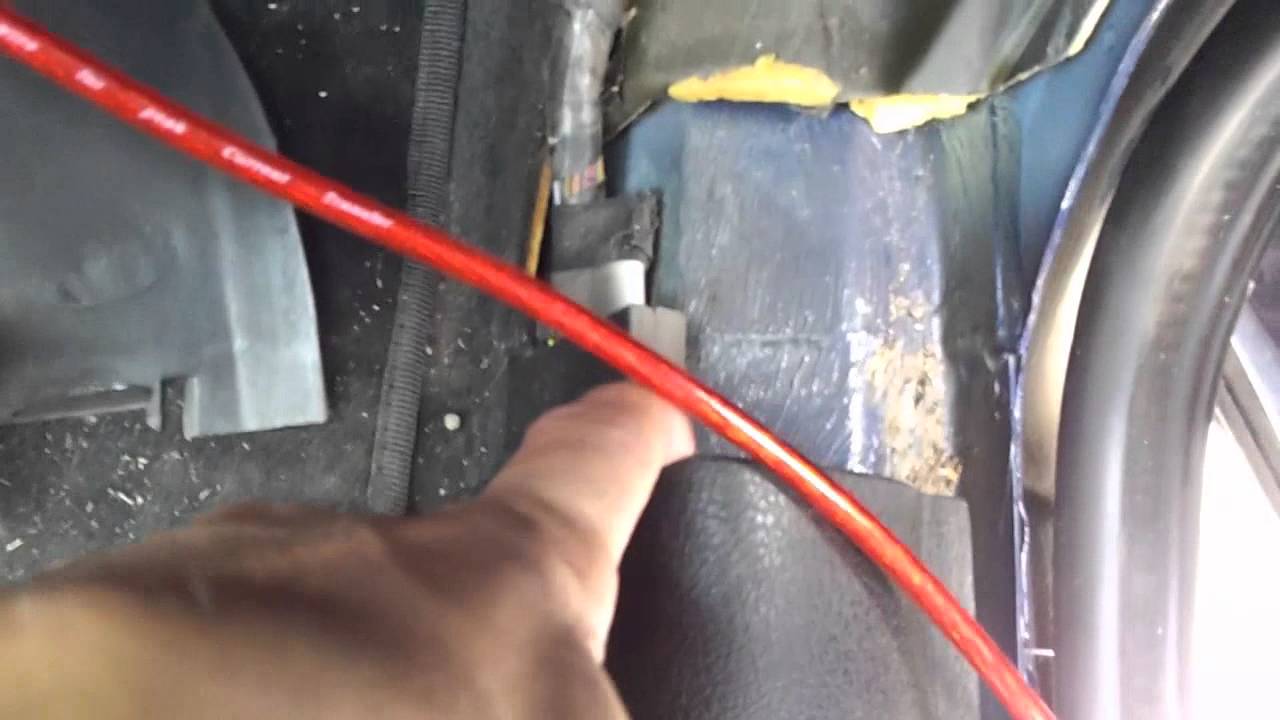 Opel Astra - installation cable for amplifier / Инсталиране на кабели за усилвател