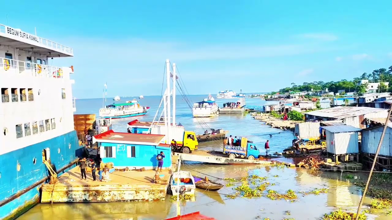 লক্ষিপুর রুটের ফেরী থেকে নামছে গাড়ি দ্বীপ জেলা ভোলা ইলিশা ঘাট।। 