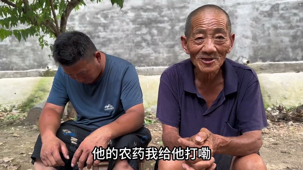 过小年建华去给老人送饺子，老人讲述以前的艰难和儿子去世的难过#我的乡村生活