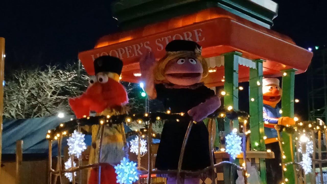 Opening to the final Sesame Street Christmas parade: A very furry Christmas celebration☃️🎄