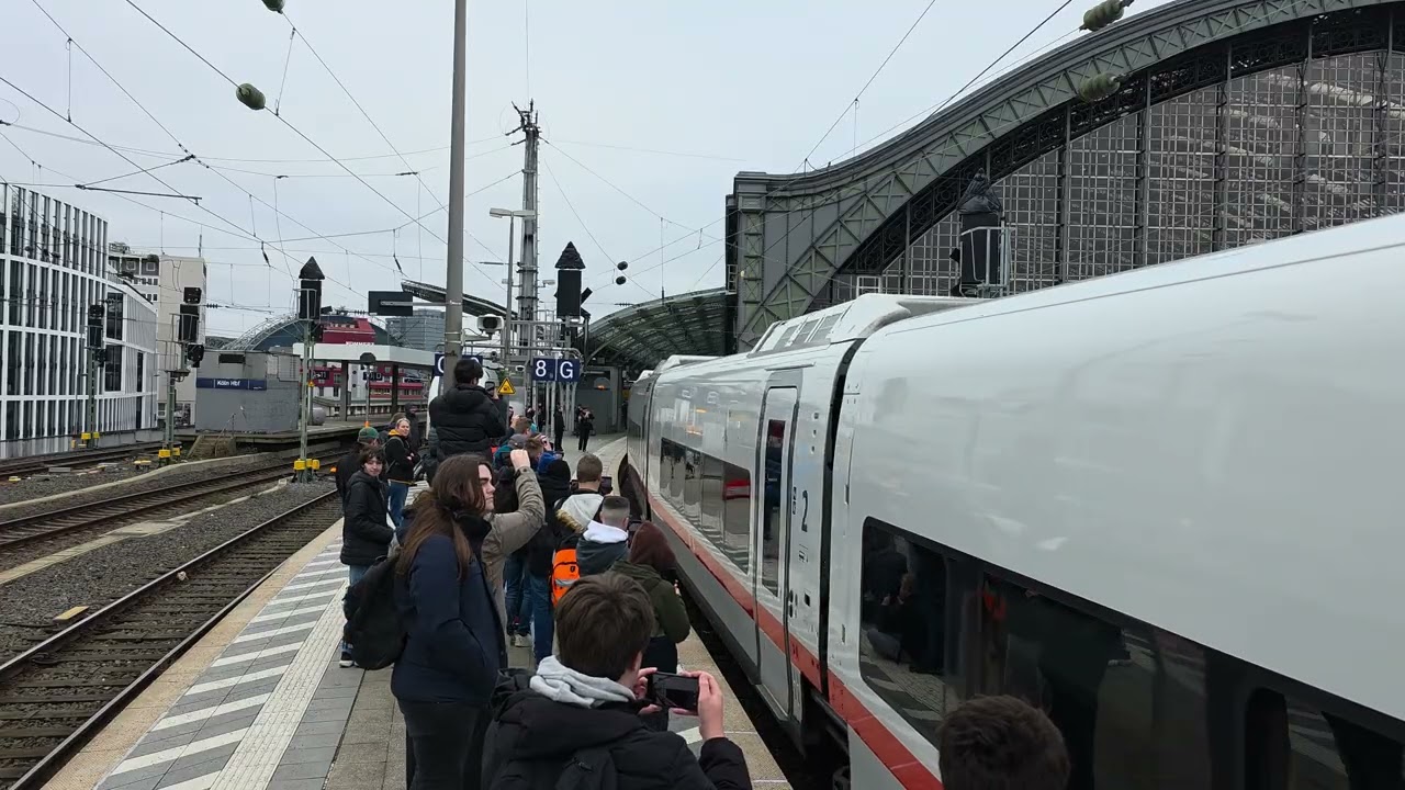 Der neue ICE L mit ČD BR 193 bei der Ausfahrt in Köln Hbf 4K
