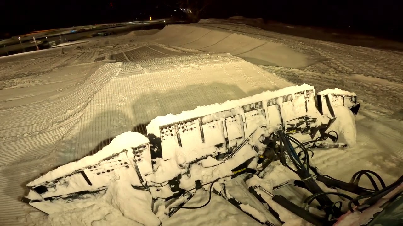 Building a small tabletop with PistenBully 400 snowcat in Vimkapark (part 4)