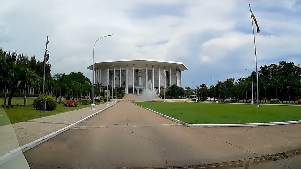 Driving to BMICH - Sri Lanka's biggest conference hall built in 1970